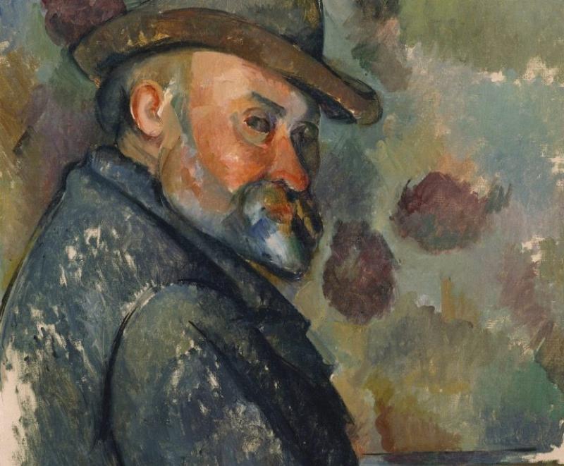 Un atelier d'artiste parisien moderne et lumineux avec une grande toile vierge sur un chevalet, des pots de peinture acrylique et de pinceaux sur une table, et des fenêtres donnant sur un toit haussmannien.