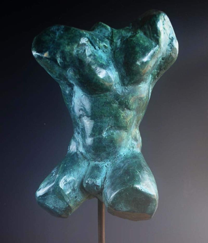 Une sculpture moderne expressionniste d'un homme et une femme, bronze patiné