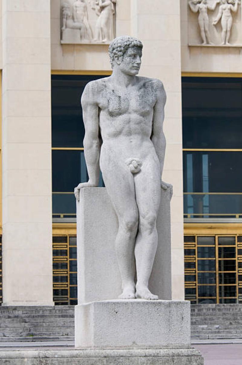 Un homme et une femme s'étreignant dans une sculpture de l'époque romantique, marbre blanc