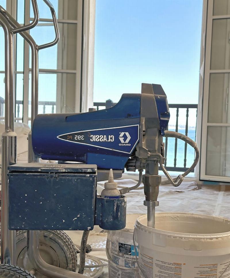 Utilisation d'un compresseur et pistolet à peinture pour un projet de menuiserie en bois, finition lisse