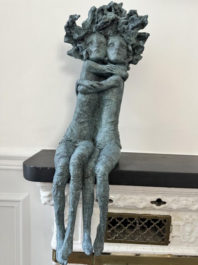 Valerie Hadida exposée dans une galerie d'art contemporain français, sous une lumière douce.