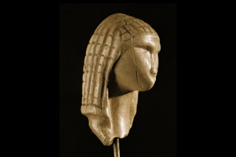 La statuette de Vénus de Willendorf, une sculpture féminine emblématique de la préhistoire, représentant la fertilité et l'art mobilier des arts visuels préhistoire.