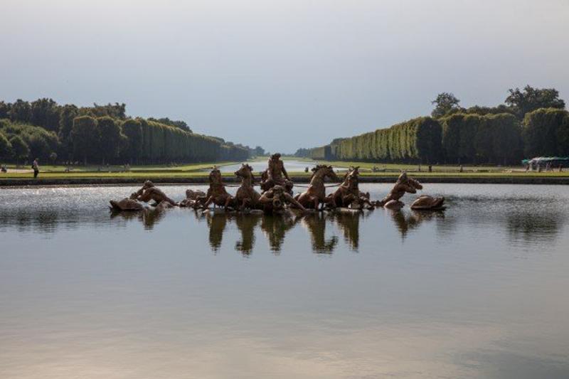 La somptueuse Galerie des Glaces du château de Versailles, symbole du luxe baroque