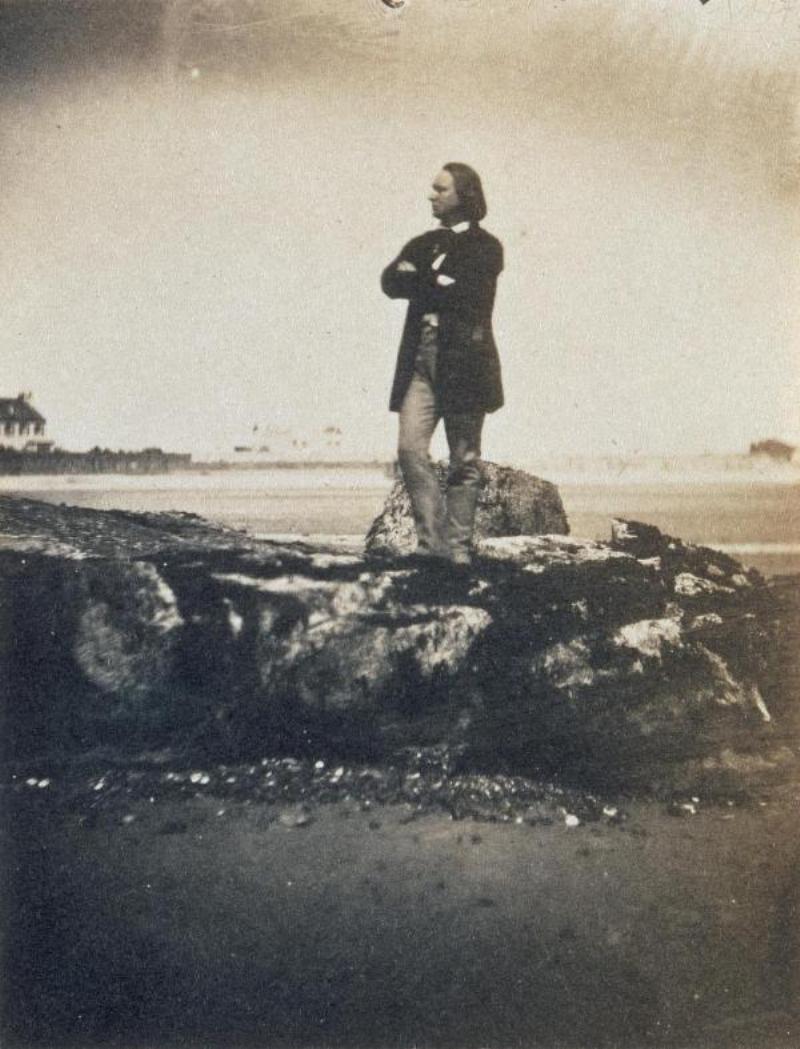 Victor Hugo, écrivain en exil à Jersey, composant Les Châtiments, dénonçant Napoléon III