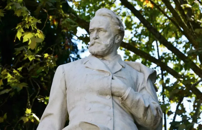 Victor Hugo, génie littéraire et auteur de Notre-Dame de Paris, inspirant les générations futures