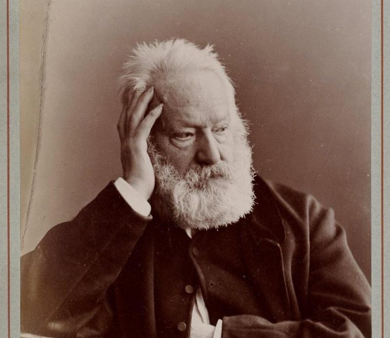 Le retour triomphal de Victor Hugo à Paris après l'exil, acclamé par la foule