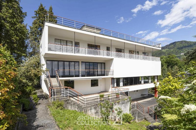 Intérieur de la Villa Le Lac : salon épuré, mobilier intégré, vue sur le lac Léman