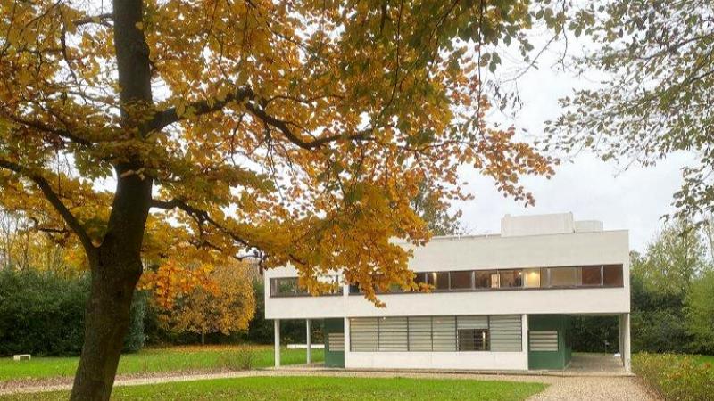 Vue emblématique de la Villa Savoye, incarnant les caractéristiques du modernisme architectural