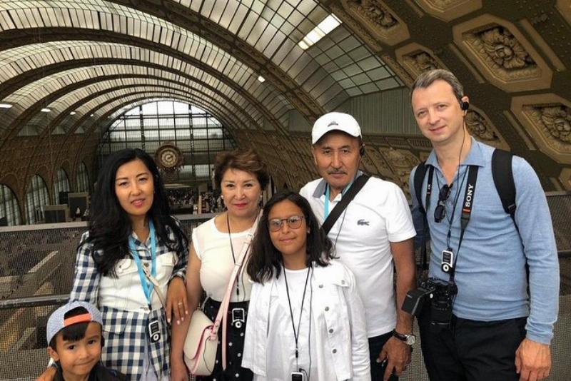 Groupe de visiteurs attentifs lors d'une visite guidée de Notre-Dame de Paris avec un guide expert.
