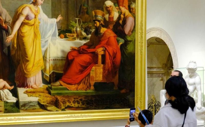 Des visiteurs admirant une exposition au Musée Monet, plongés dans l'univers impressionniste