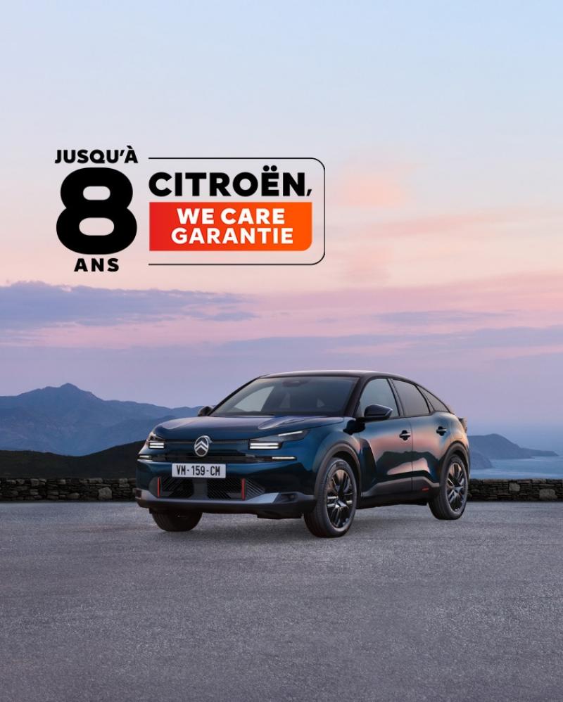 Voiture moderne avec peinture chrome, design français raffiné