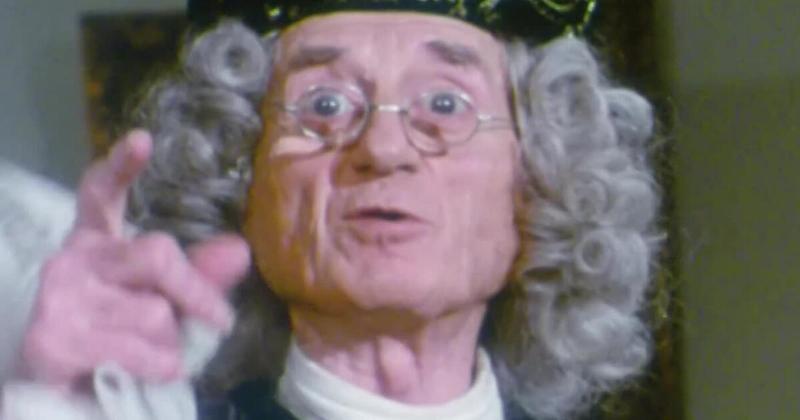 Un portrait artistique de Voltaire, symbolisant le penseur des Lumières et sa contribution aux classiques de la littérature française.