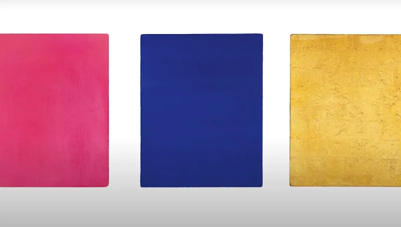 Yves Klein Sculpture Éponge Bleue, capturant l'essence de l'art contemporain