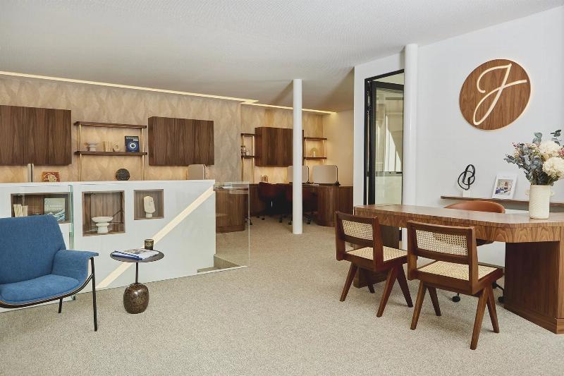 Façade élégante de l'immeuble classique au 48 Rue Notre Dame de Lorette, Paris 9ème