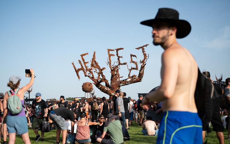 L'évolution et l'impact culturel de la chanson française grâce à l'initiative 500 voix pour la chanson française.