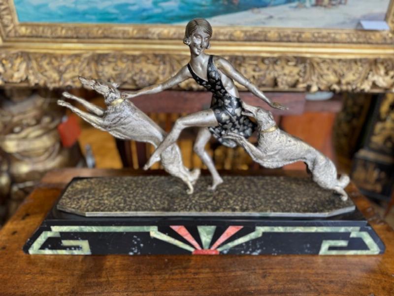 Une a gaudez bronze statues exposée dans un musée français, collection d'art du XIXe siècle, sculpture en bronze historique