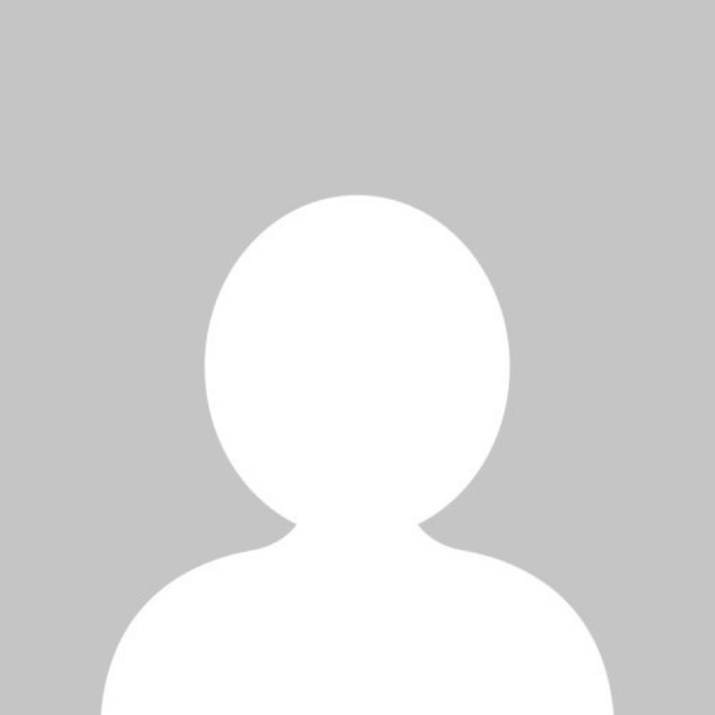 Un jeune couple découvrant comment acheter une oeuvre d'art de qualité à un prix abordable dans un studio d'artiste