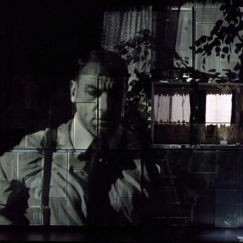 Acteur de Notre-Dame de Paris dans une performance moderne inspirée du classique