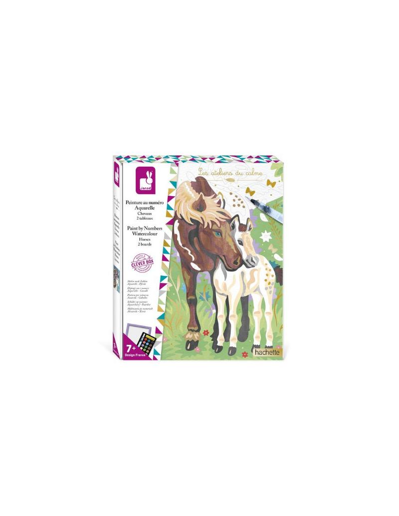 Des enfants joyeux créent des œuvres d'art colorées lors d'une activité de peinture ludique CAP Petite Enfance.