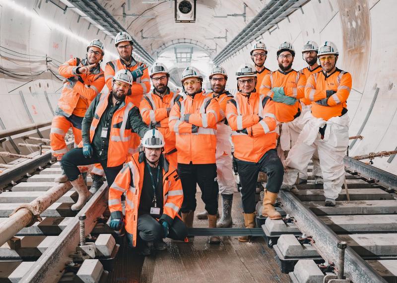 Agence architecture Nice : équipe d'architectes et de bâtisseurs en réunion de chantier sur un projet à Nice