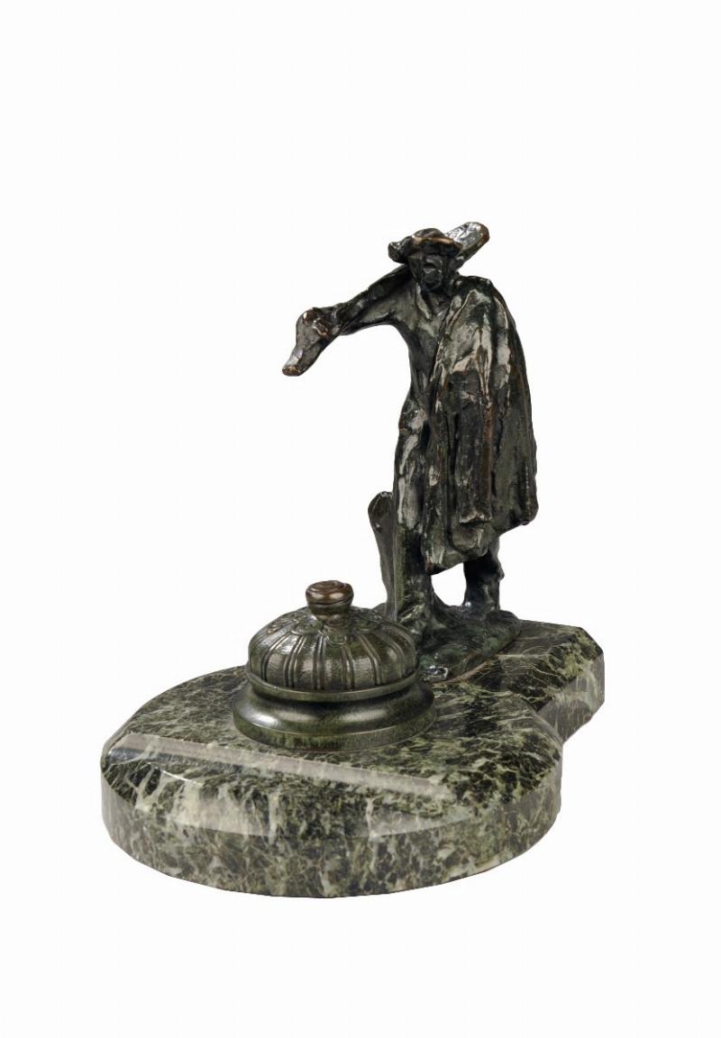 Aimé-Jules Dalou dans son atelier, travaillant sur une sculpture en bronze