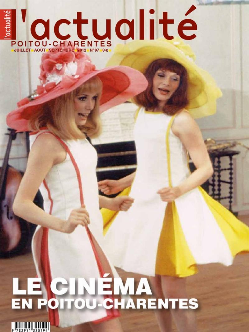 Alexandre Astier, en costume d'Arthur, écoutant attentivement de la musique baroque dans un décor médiéval de Kaamelott