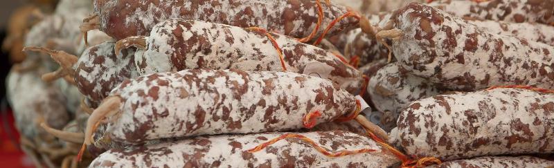 Chef présentant un aligot traditionnel d'Auvergne, plat emblématique