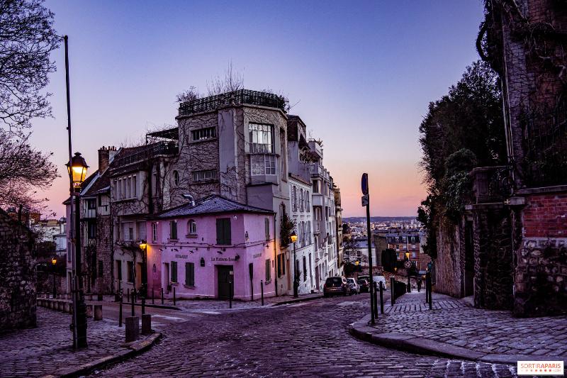 Ambiance animée d'un café-concert parisien, musique et culture vivante de proximité