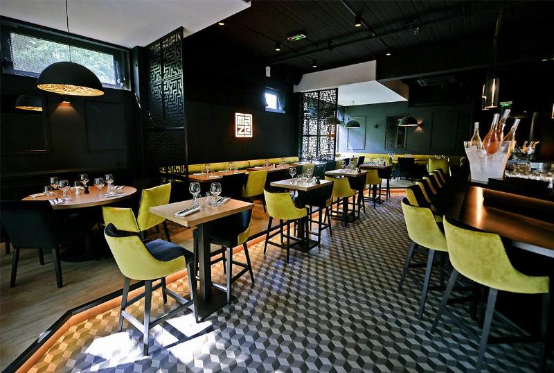 Ambiance chaleureuse d'un café français en hiver, personnes profitant de l'instant, événement social