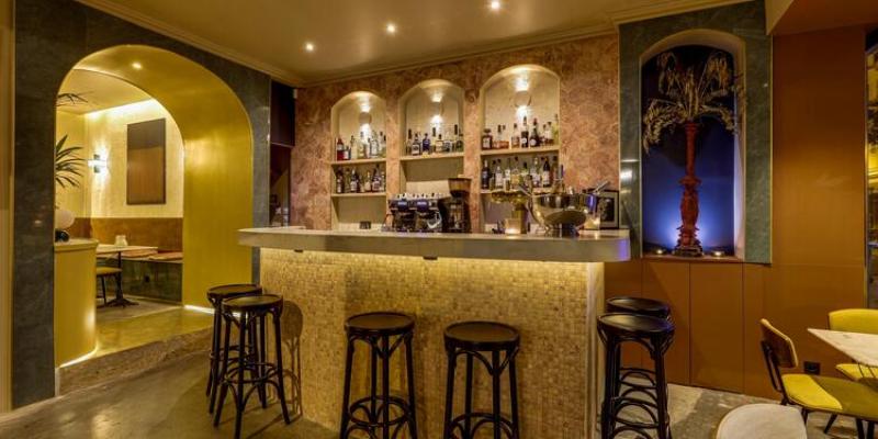 Ambiance chaleureuse d'un café parisien près du 38 rue notre dame de nazareth paris