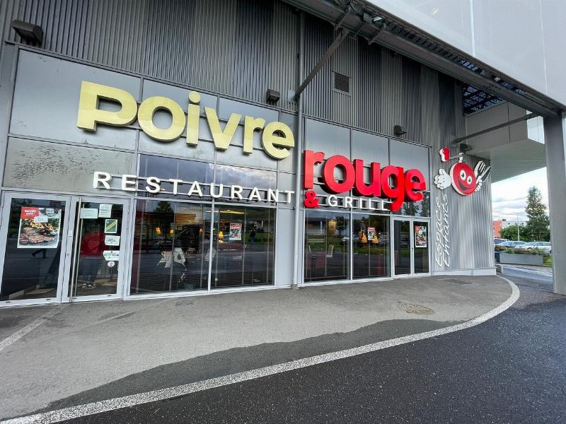 Ambiance chaleureuse et conviviale dans un restaurant typique de Clermont-Ferrand avec des convives souriants