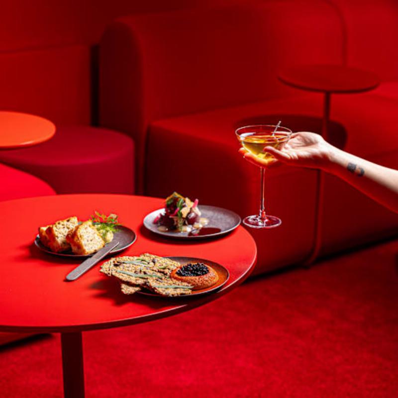 Ambiance chaleureuse dans une cuisine française avec des meubles en bois repeints, décorée avec des accessoires locaux et un éclairage doux.