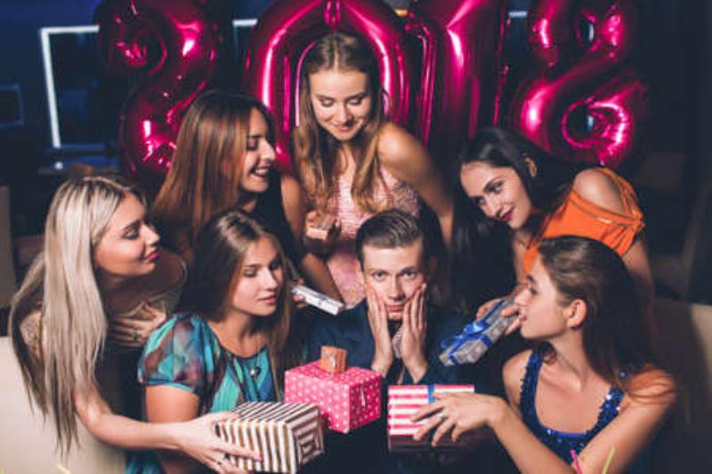 Ambiance de fête élégante avec flûtes de champagne et amis riant