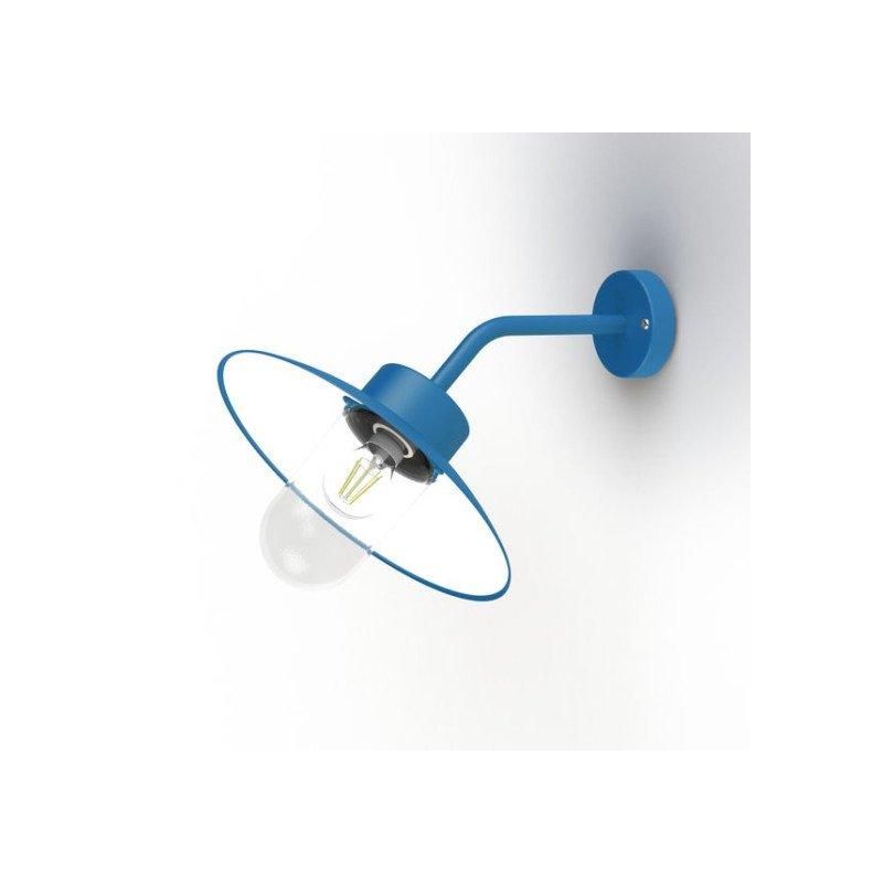 Une ambiance intérieure française élégante où un escalier avec peinture spéciale s'harmonise parfaitement avec le décor ambiant