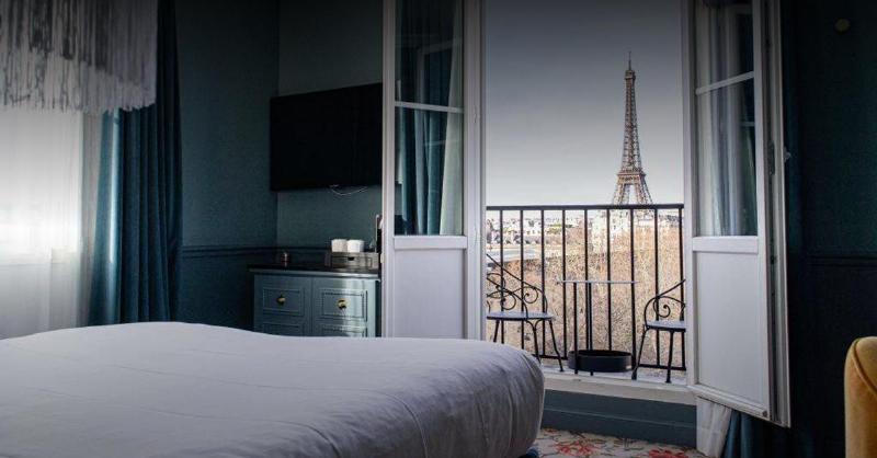 Atmosphère d'un concert de musique classique à la Sainte-Chapelle, Paris, au coucher du soleil