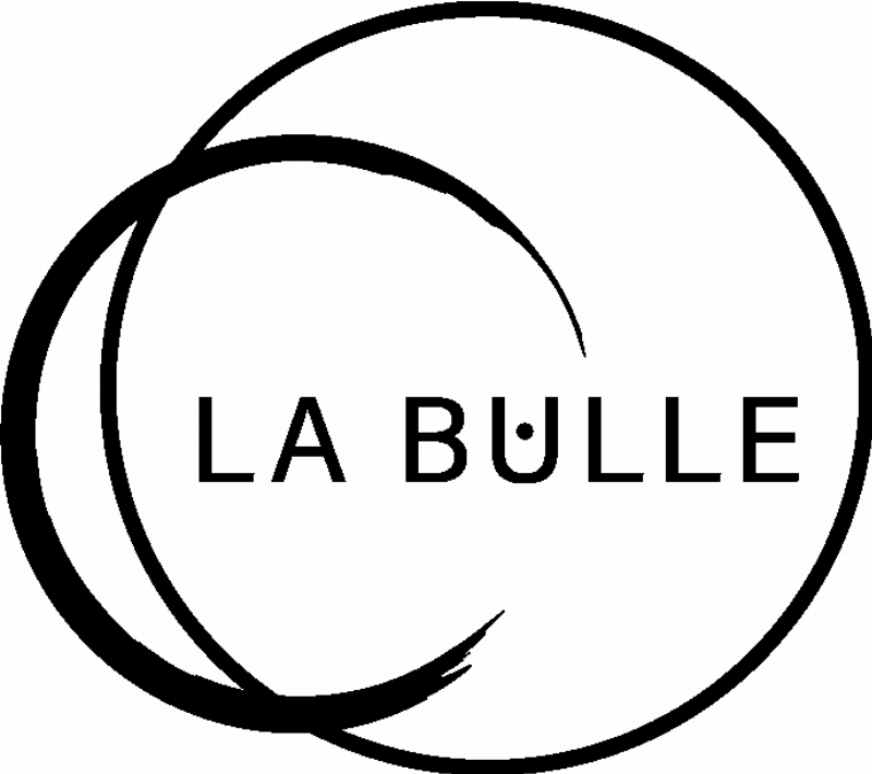 Une ambiance cosy avec une platine vinyle vintage jouant de la musique française dans un salon élégant