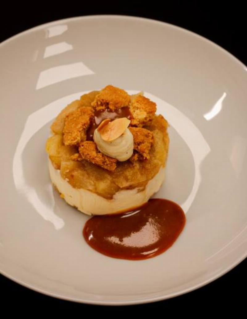 Ambiance chaleureuse d'un restaurant parisien avec un musicien classique, créant une atmosphère conviviale et musicale