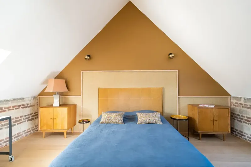 Peinture couleur ambre évoquant l'histoire de l'art français, avec des nuances dorées et chaleureuses