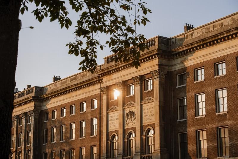 Architecture moderne d'Amsterdam fusionnant avec les canaux historiques, créant un paysage urbain harmonieux et innovant