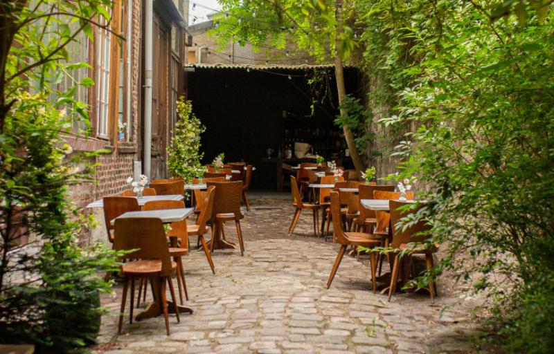 Cour intérieure cachée d'un ancien hôtel particulier près de Notre-Dame, avec des plantes et une atmosphère paisible
