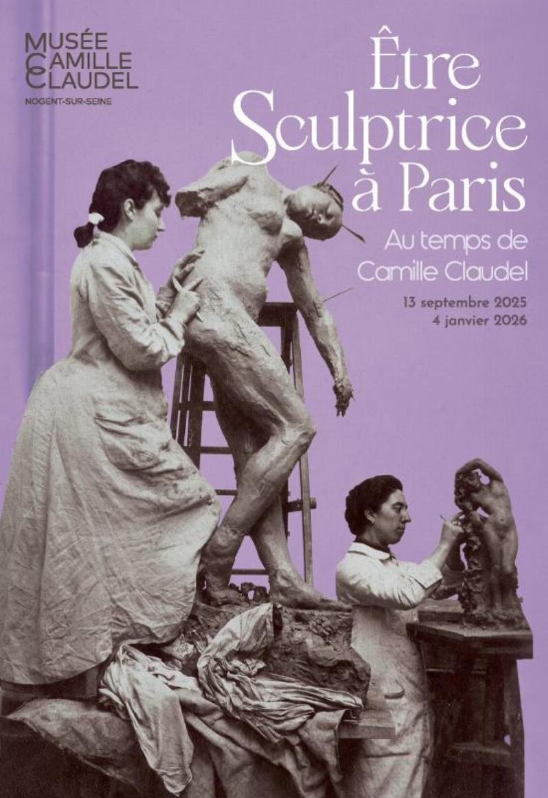 Ancienne statue femme en plâtre dans un atelier d'artiste français, lumière douce