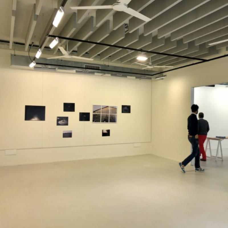 La sculpture contemporaine influencée par Antonin Carles sculpteur, montrant un atelier moderne avec des techniques mixtes