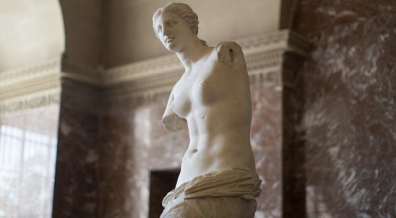 Aphrodite de Milos exposée au musée du Louvre, contexte muséographique