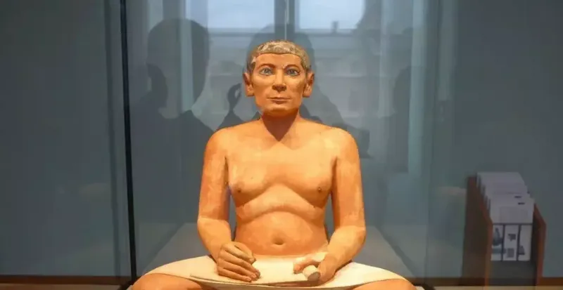 Aphrodite de Milos sculpture majestueuse sans bras, oeuvre iconique du Louvre