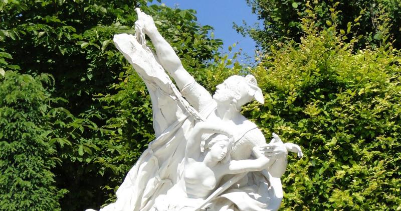 Apollon sculpture baroque dans un jardin français, mouvement dramatique et puissant