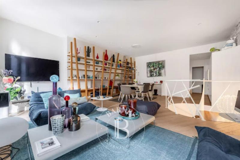 Intérieur d'un appartement parisien moderne, élégant et lumineux, illustrant l'architecture d'intérieur moderne française