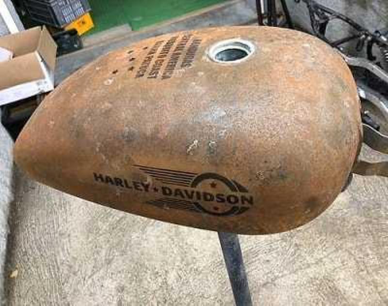 Un professionnel français appliquant une bombe peinture candy sur une moto personnalisée