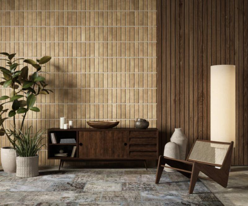 Une main d'artisan française appliquant la limewash peinture sur un mur