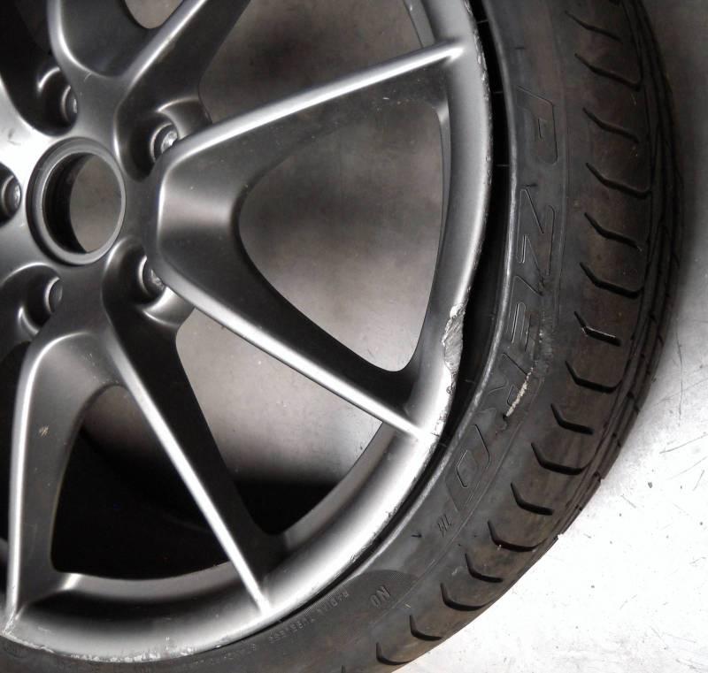 Application méticuleuse de peinture sur une jante en aluminium pour un fini parfait et durable