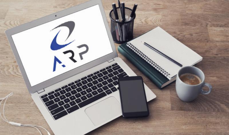 Application minutieuse de la peinture pour terrasse bois par un artisan